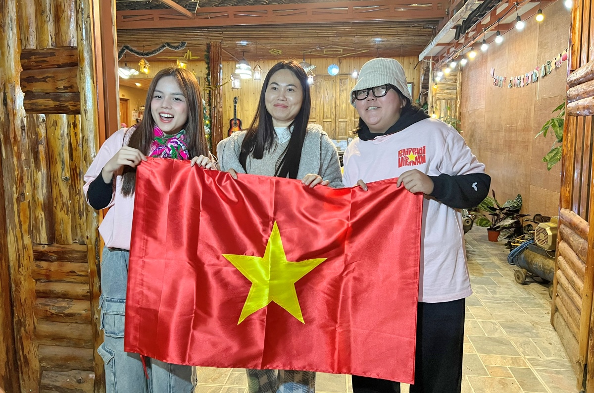 「ベトナムよ、翻れ」――国旗を届け、愛国の思いを込めて